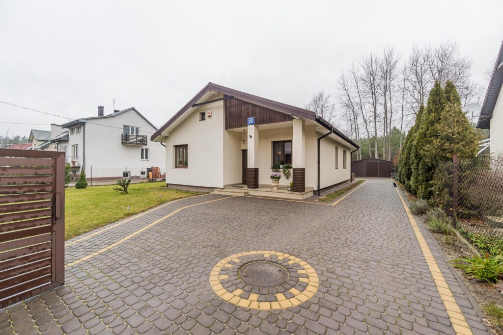 Komfortowy dom wolnostojący w cichej okolicy - zdjęcie 1