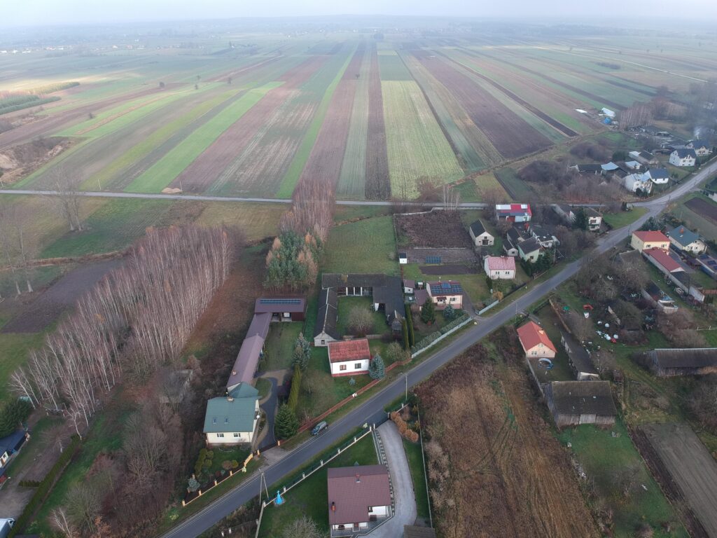 Nieruchomość z domem, gospodarstwem, lasem i polem - zdjęcie 37