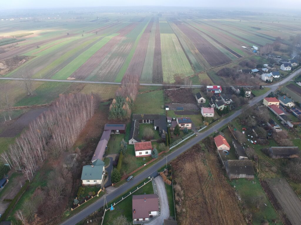 Nieruchomość z domem, gospodarstwem, lasem i polem - zdjęcie 38