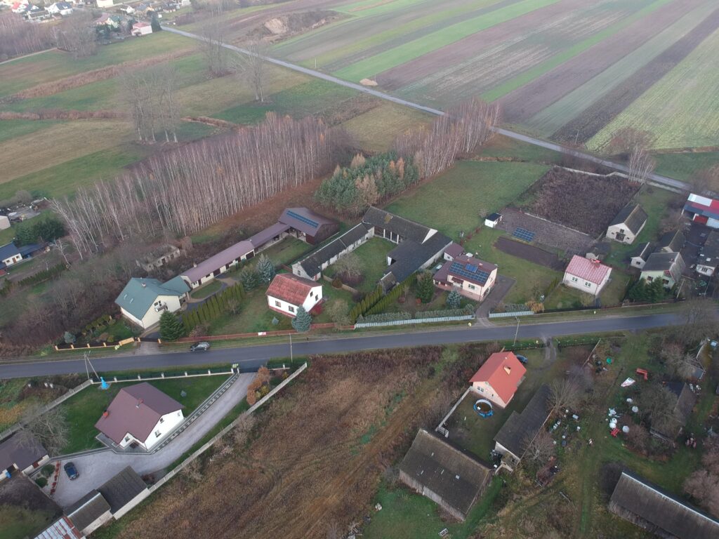 Nieruchomość z domem, gospodarstwem, lasem i polem - zdjęcie 42