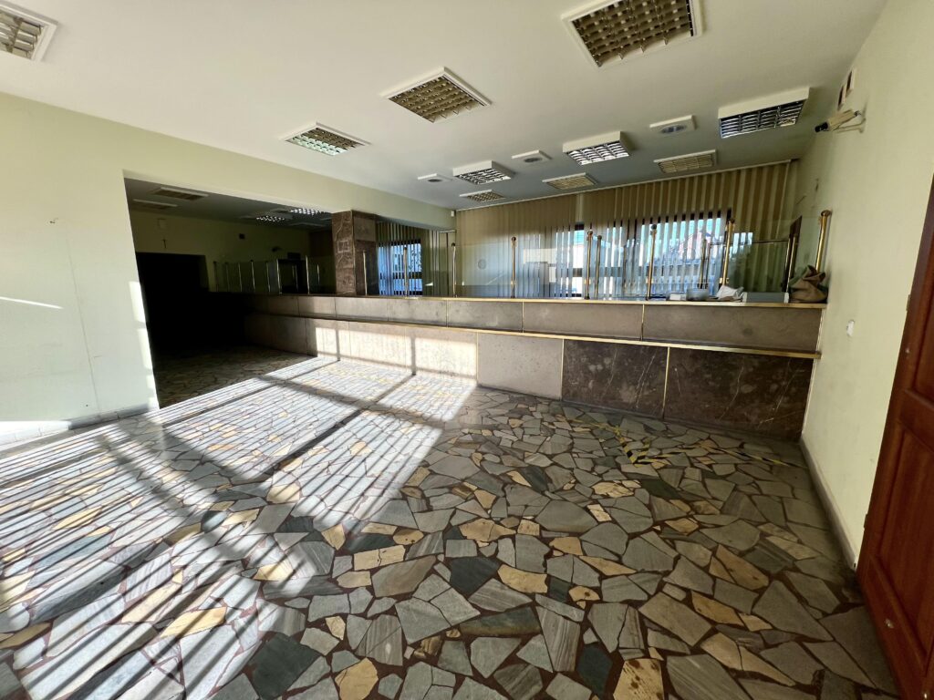 Funkcjonalny budynek w centrum Koniecpola - zdjęcie 5