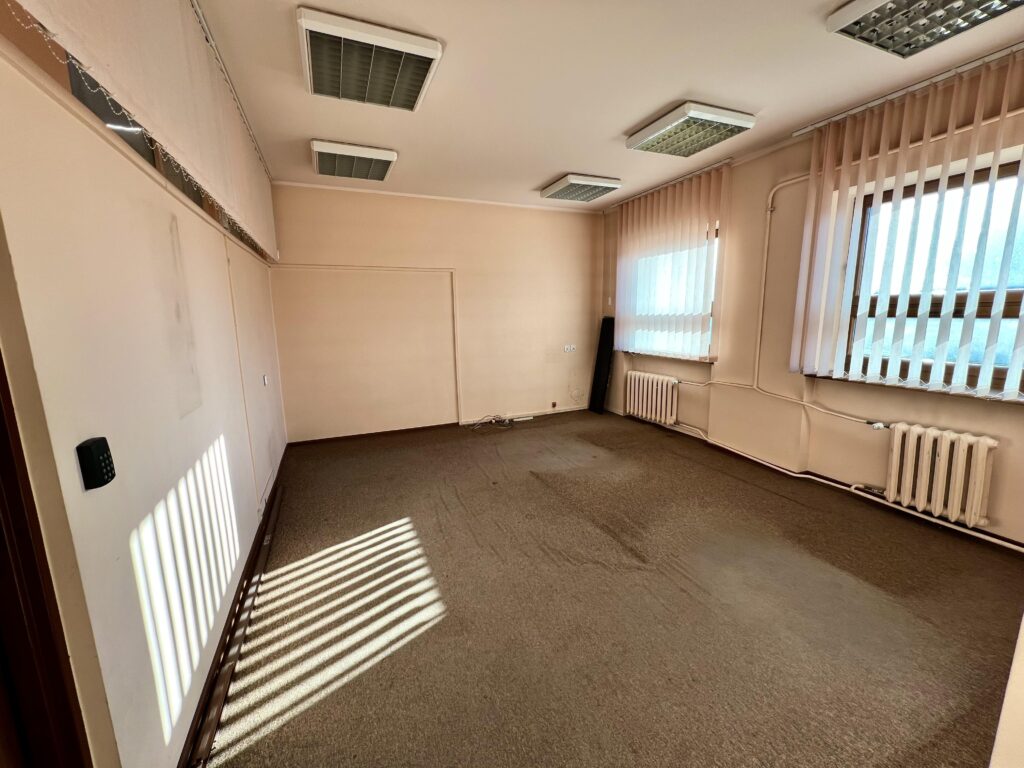 Funkcjonalny budynek w centrum Koniecpola - zdjęcie 7