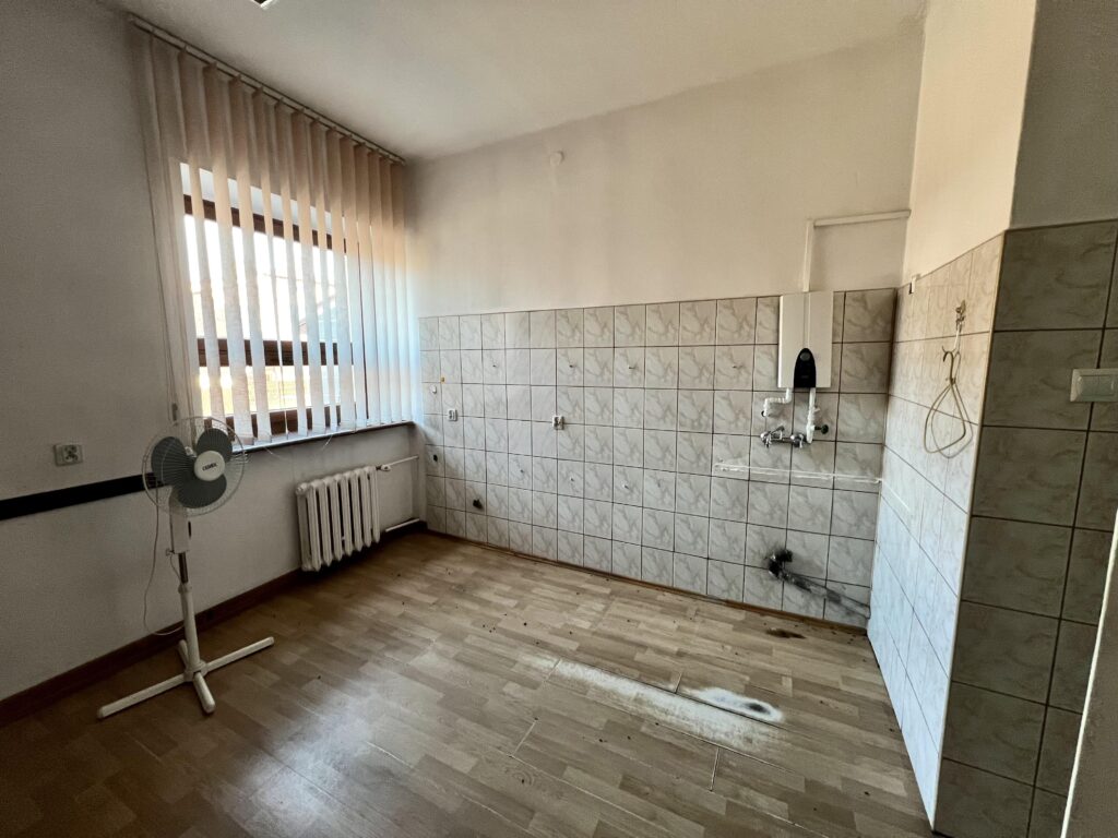 Funkcjonalny budynek w centrum Koniecpola - zdjęcie 16