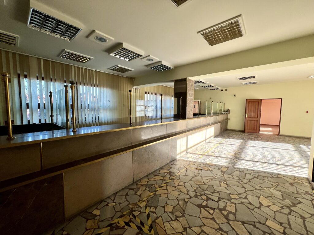 Funkcjonalny budynek w centrum Koniecpola - zdjęcie 4