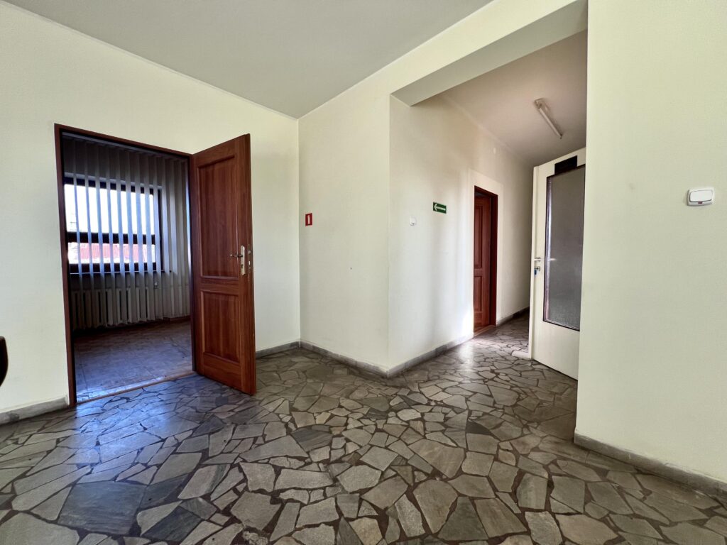 Funkcjonalny budynek w centrum Koniecpola - zdjęcie 9