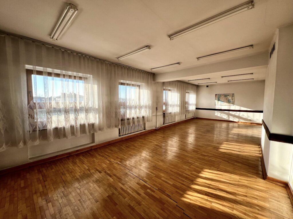 Funkcjonalny budynek w centrum Koniecpola - zdjęcie 6