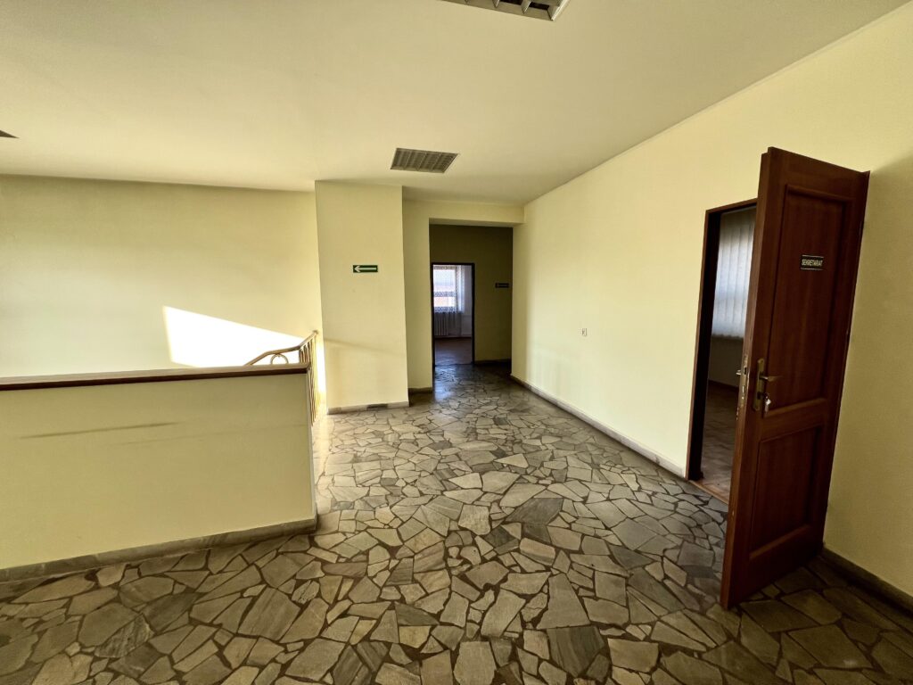 Funkcjonalny budynek w centrum Koniecpola - zdjęcie 13