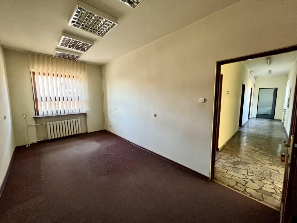 Funkcjonalny budynek w centrum Koniecpola - zdjęcie 14