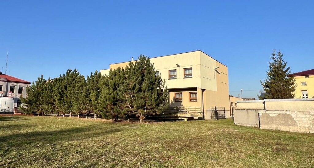 Funkcjonalny budynek w centrum Koniecpola - zdjęcie 2