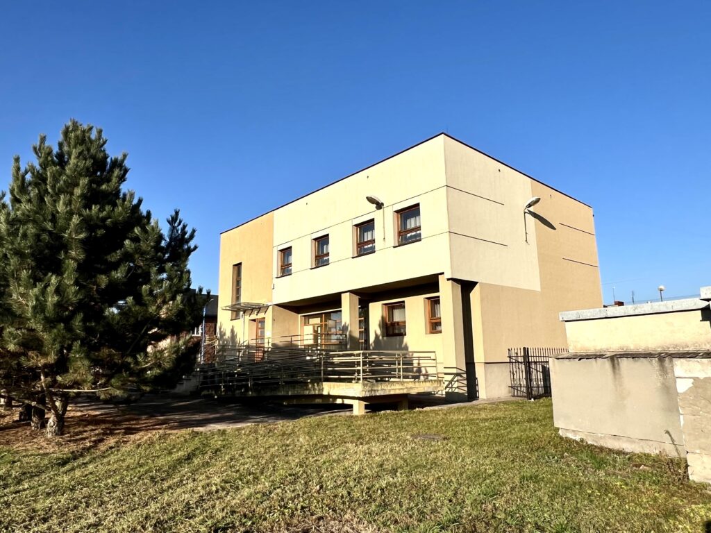 Funkcjonalny budynek w centrum Koniecpola - zdjęcie 3