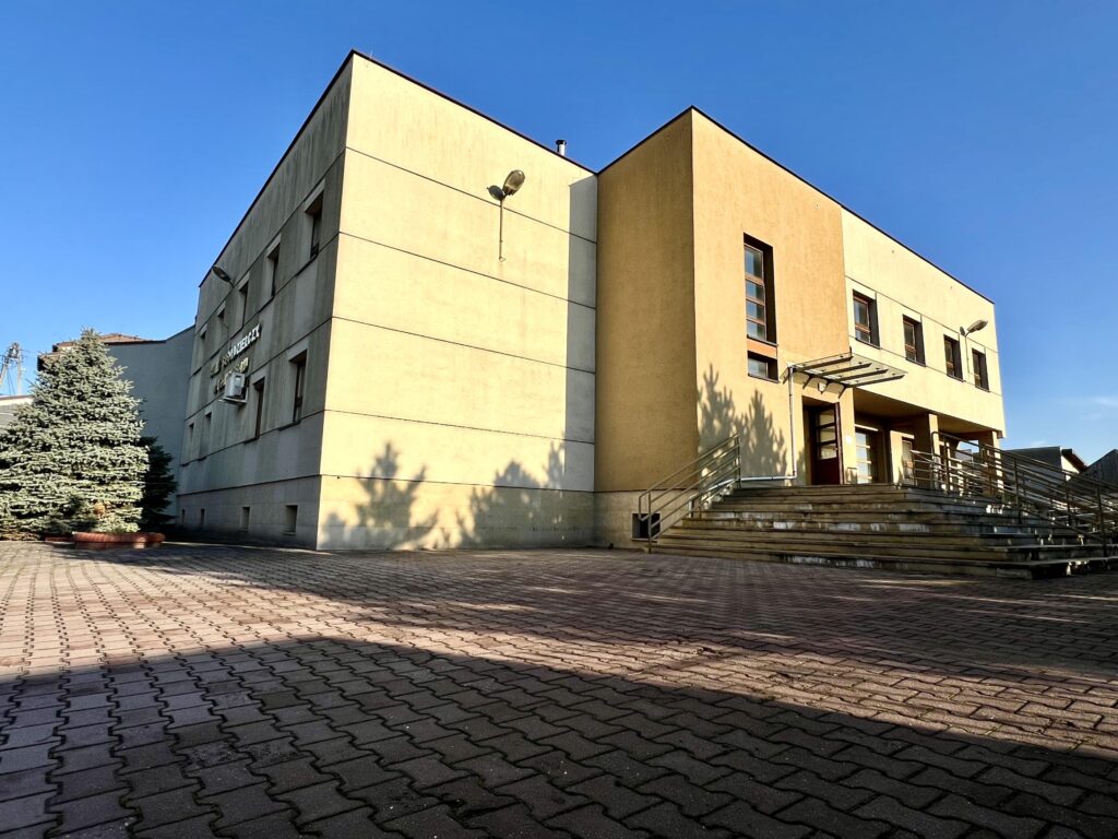 Funkcjonalny budynek w centrum Koniecpola - zdjęcie 1