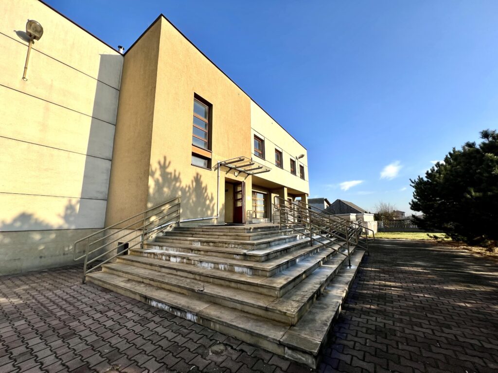 Funkcjonalny budynek w centrum Koniecpola - zdjęcie 22