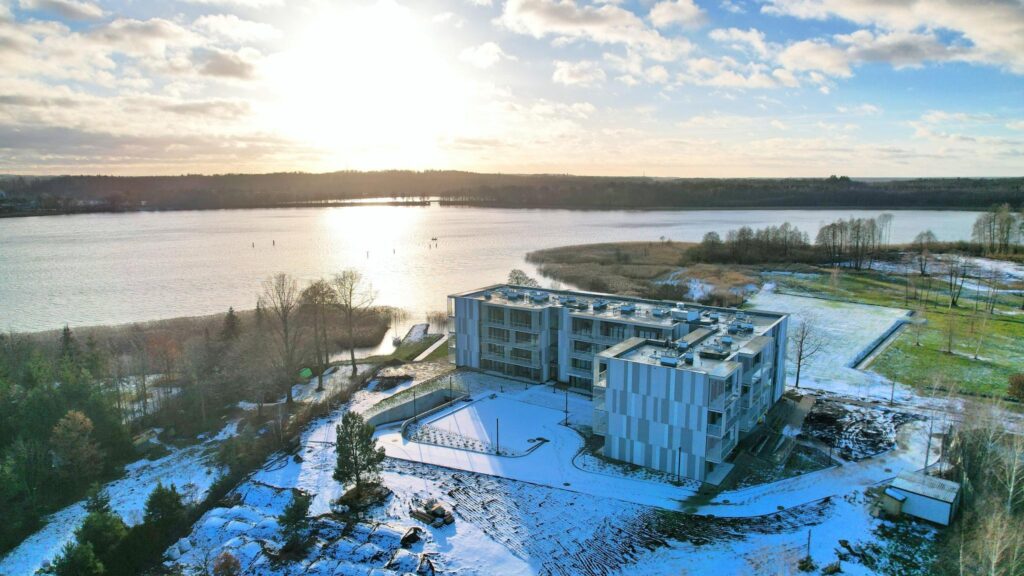 Gotowy do wprowadzenia apartament nad jeziorem - zdjęcie 24