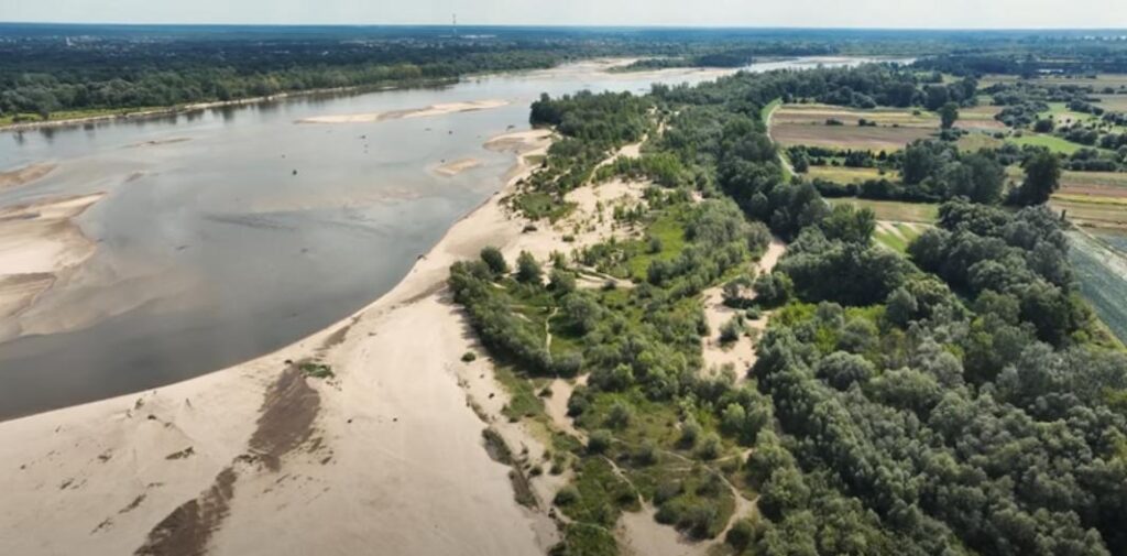 Duża działka nad Wisłą z potencjałem inwestycyjnym - zdjęcie 1