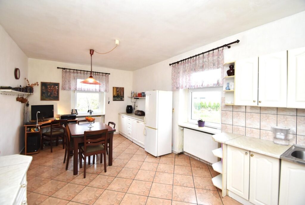 Duży dom piętrowy z ogrodem - zdjęcie 5