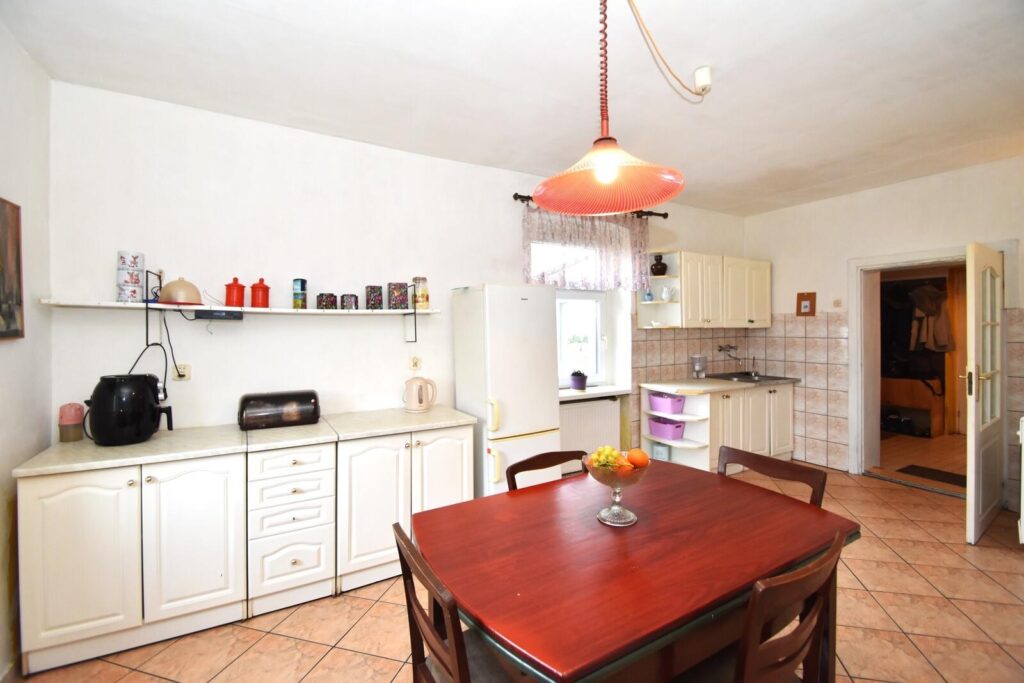 Duży dom piętrowy z ogrodem - zdjęcie 6