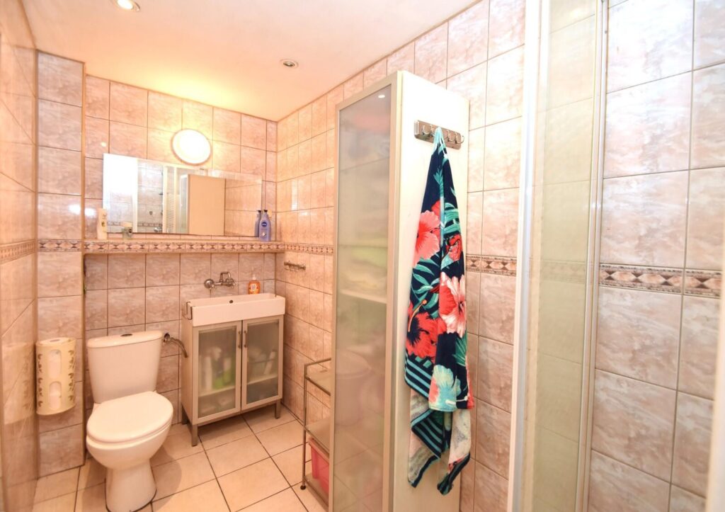 Duży dom piętrowy z ogrodem - zdjęcie 9