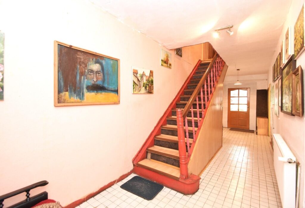 Duży dom piętrowy z ogrodem - zdjęcie 10