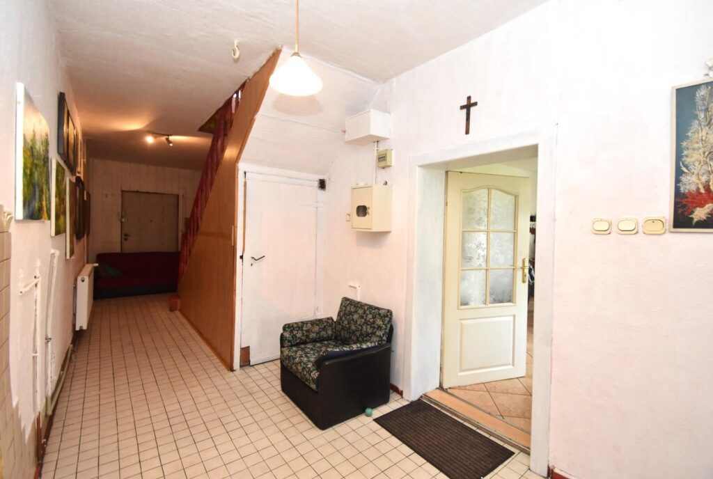 Duży dom piętrowy z ogrodem - zdjęcie 11