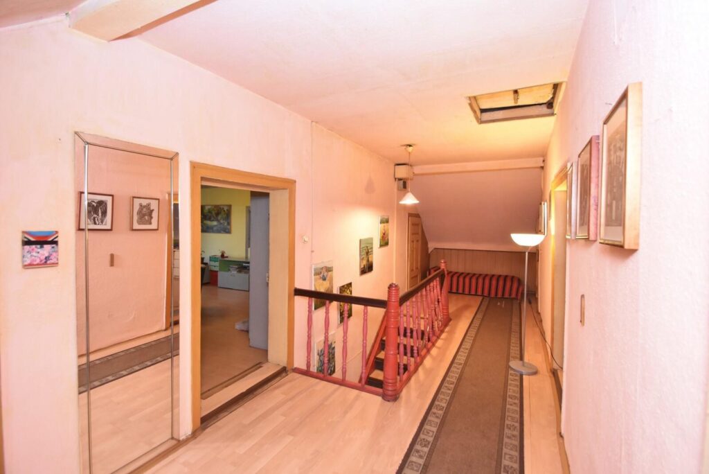 Duży dom piętrowy z ogrodem - zdjęcie 17