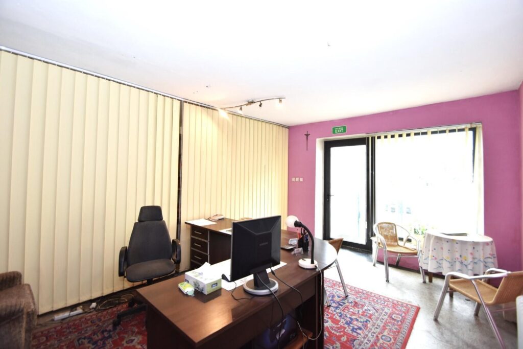 Duży dom piętrowy z ogrodem - zdjęcie 18