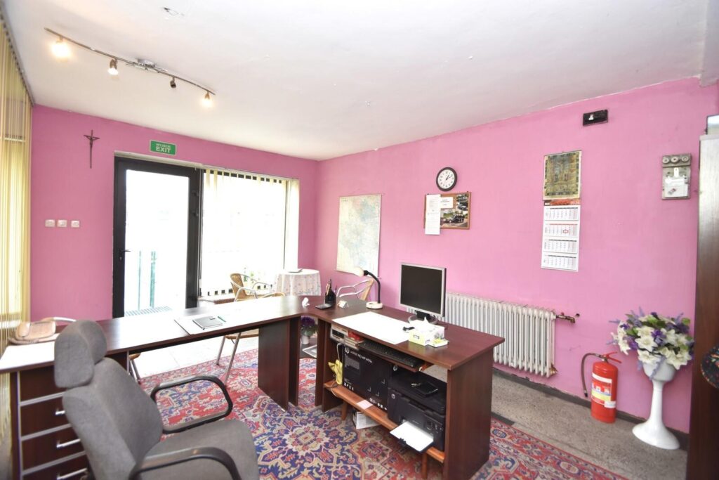 Duży dom piętrowy z ogrodem - zdjęcie 19