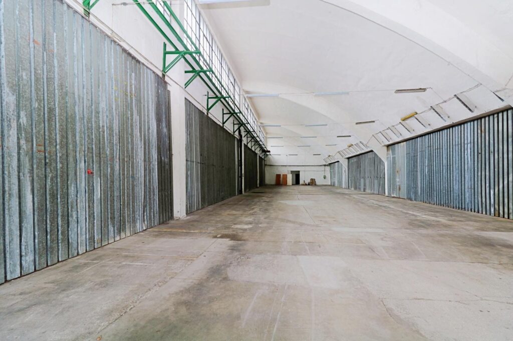 Hala magazynowa w dzielnicy przemysłowej - zdjęcie 1