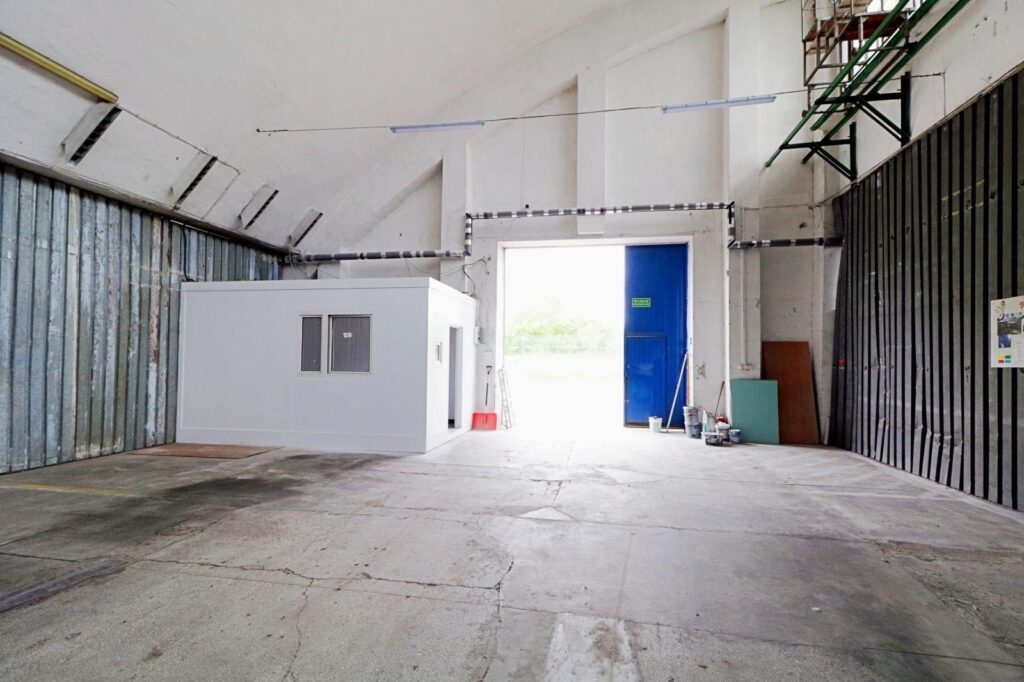 Hala magazynowa w dzielnicy przemysłowej - zdjęcie 2