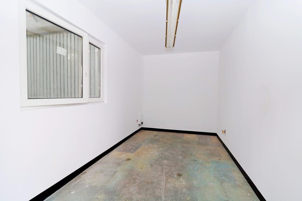 Hala magazynowa w dzielnicy przemysłowej - zdjęcie 3