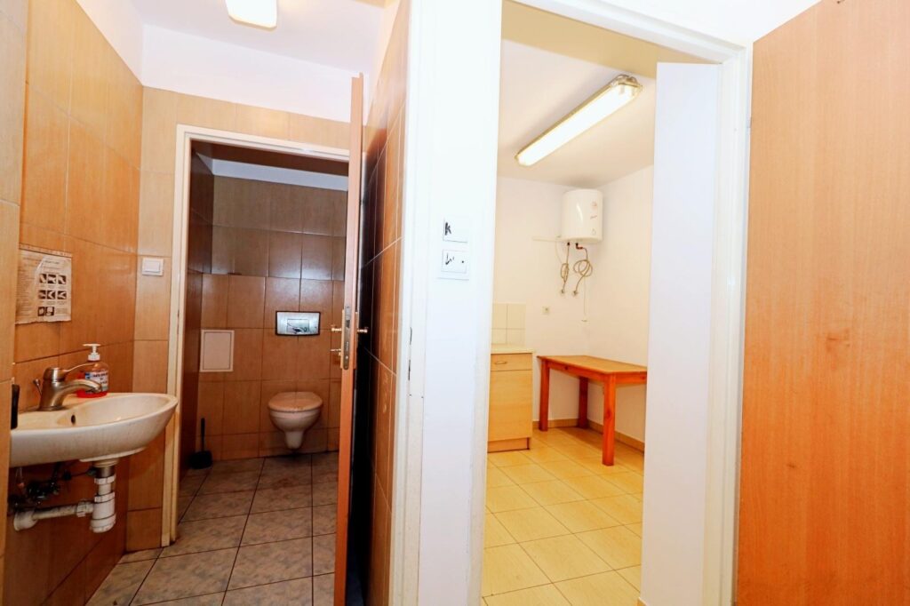 Hala magazynowa w dzielnicy przemysłowej - zdjęcie 4