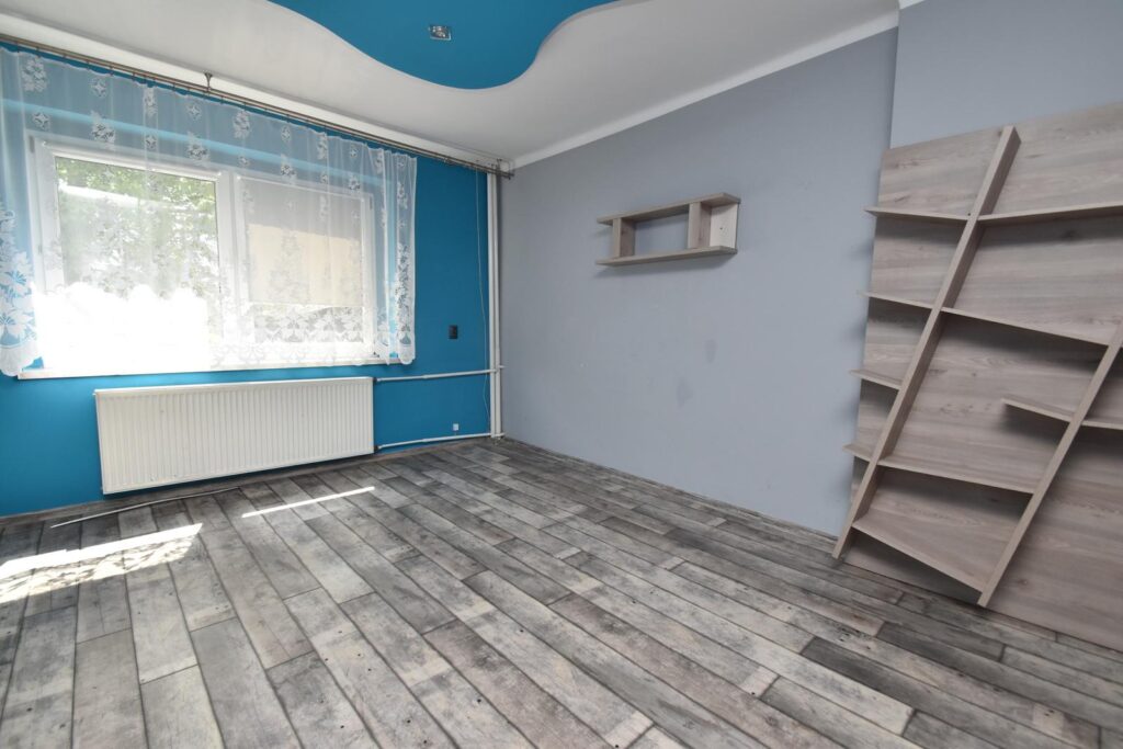 Dom z dużą działką, garażem i pom. gospodarczymi. - zdjęcie 1