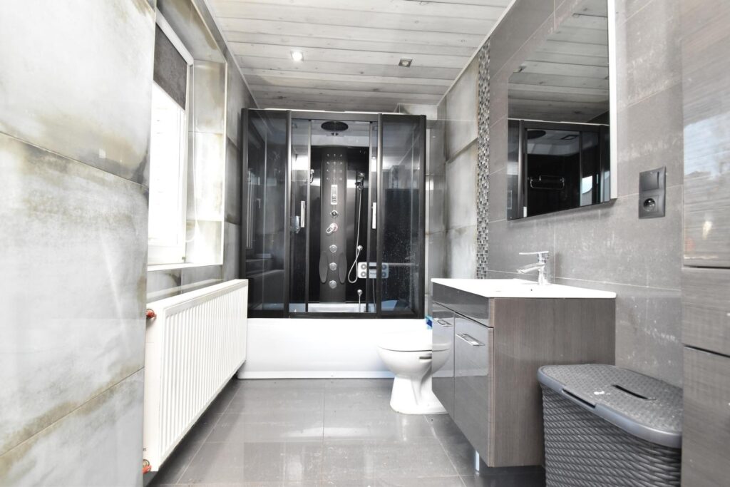 Dom z dużą działką, garażem i pom. gospodarczymi. - zdjęcie 2