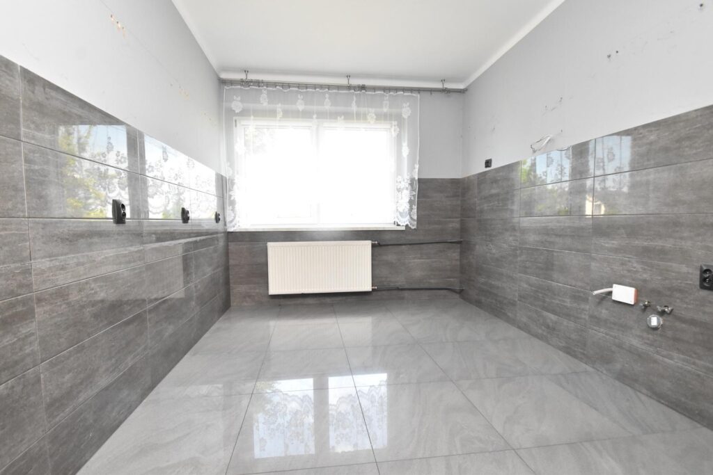 Dom z dużą działką, garażem i pom. gospodarczymi. - zdjęcie 3