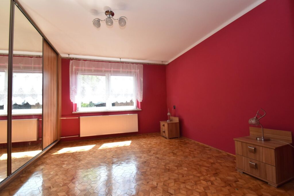 Dom z dużą działką, garażem i pom. gospodarczymi. - zdjęcie 4