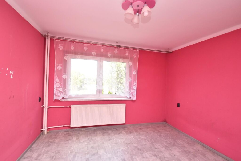 Dom z dużą działką, garażem i pom. gospodarczymi. - zdjęcie 5