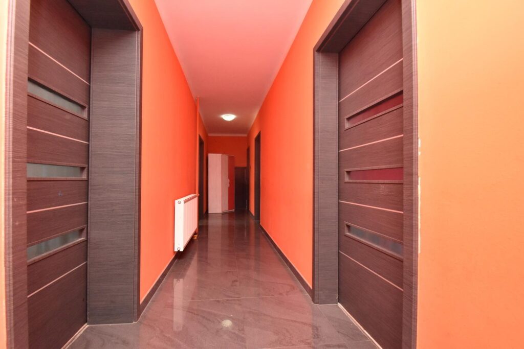 Dom z dużą działką, garażem i pom. gospodarczymi. - zdjęcie 6