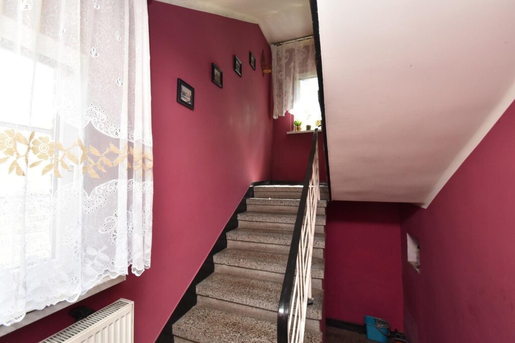 Dom z dużą działką, garażem i pom. gospodarczymi. - zdjęcie 7