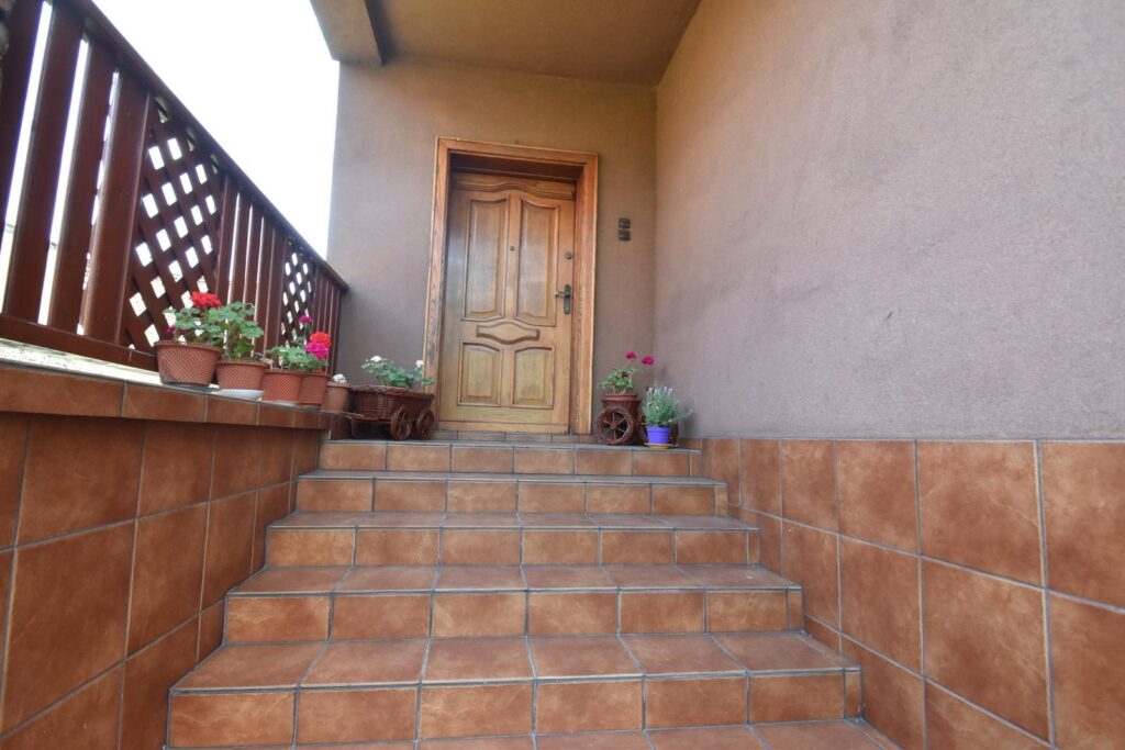 Dom z dużą działką, garażem i pom. gospodarczymi. - zdjęcie 8