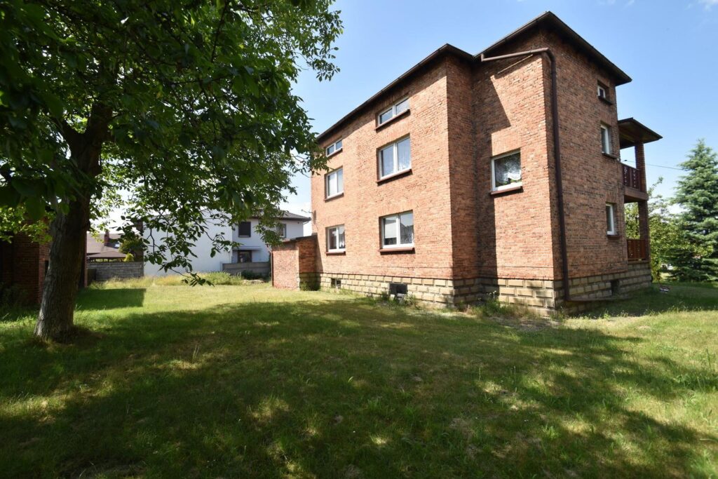 Dom z dużą działką, garażem i pom. gospodarczymi. - zdjęcie 9