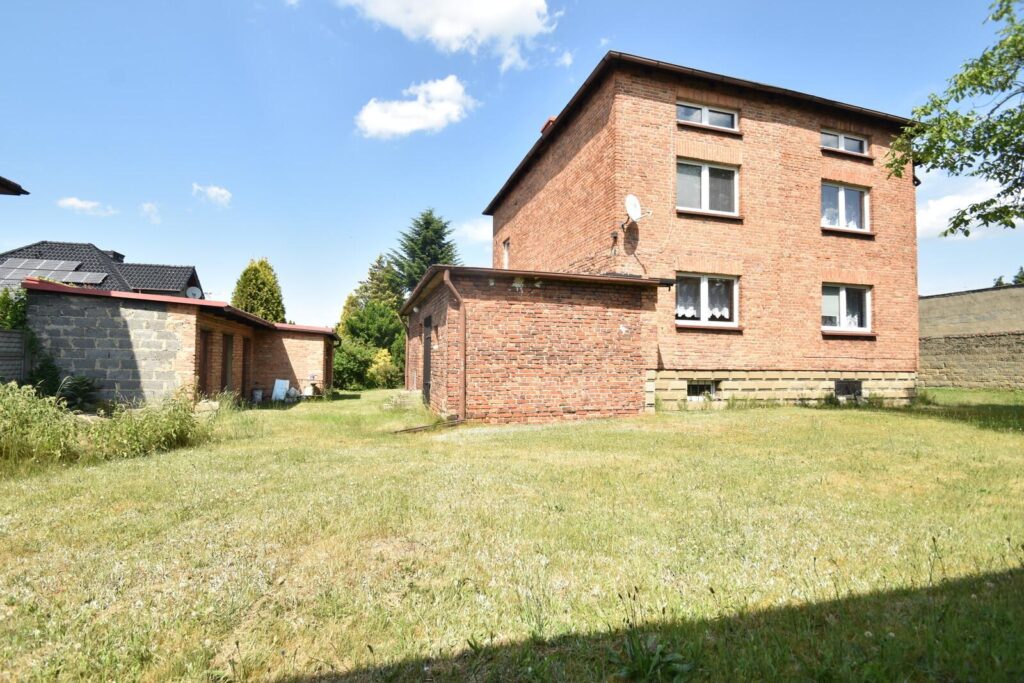 Dom z dużą działką, garażem i pom. gospodarczymi. - zdjęcie 10