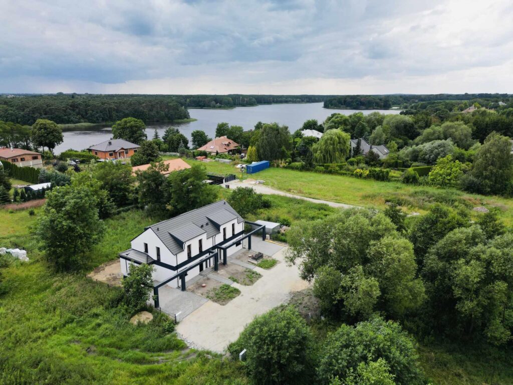 Azyl nad Jeziorem – Nowoczesny Dom w Jerzykowie - zdjęcie 1