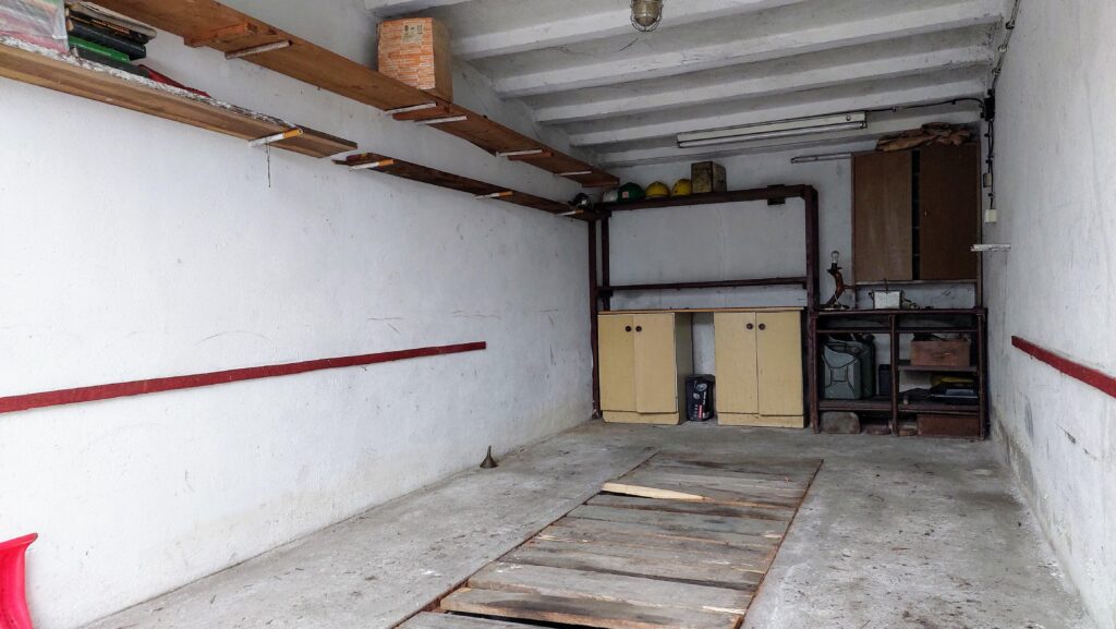 Murowany garaż z kanałem, Stare Miasto - zdjęcie 1