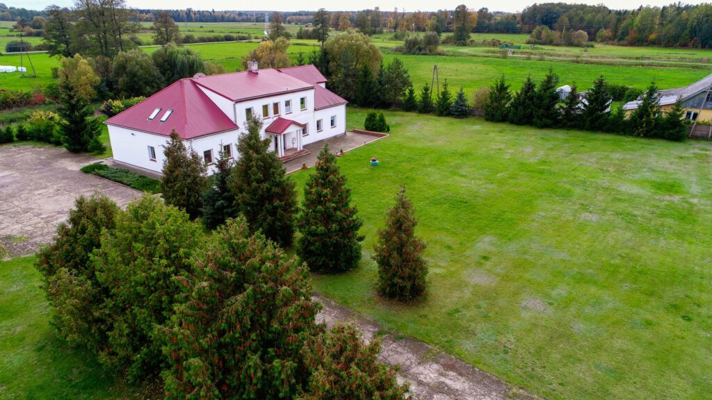 Dom nad zalewem w Michałowie na hektarowej działce - zdjęcie 5