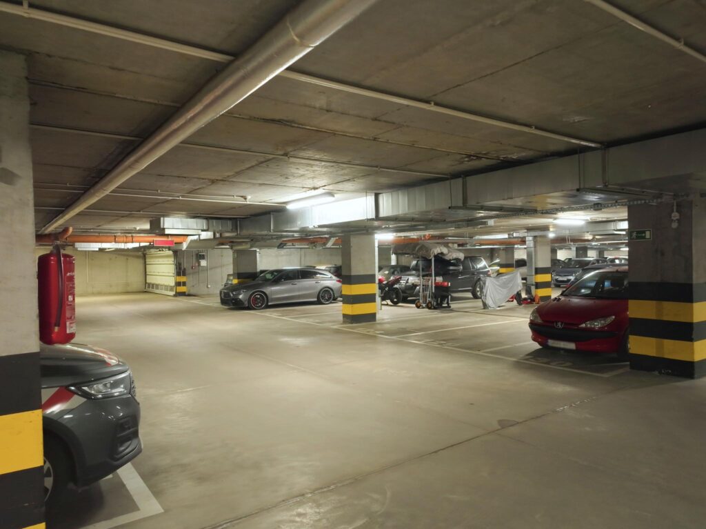 Miejsce parkingowe w hali garażowej, oddzielna KW - zdjęcie 4