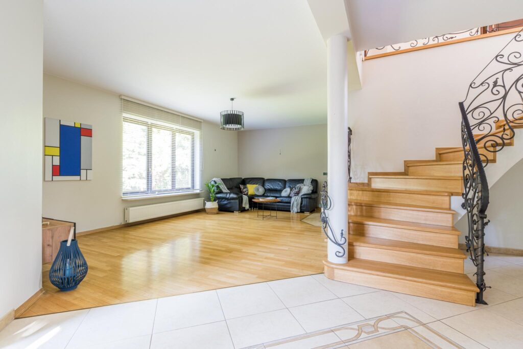 Dom wolnostojący, działka 819 m2 w Markach - zdjęcie 3