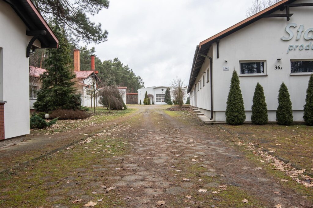 Hala produkcyjna z magazynem, biurami oraz działką - zdjęcie 1