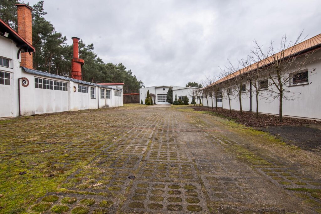 Hala produkcyjna z magazynem, biurami oraz działką - zdjęcie 12