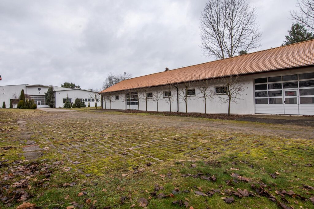 Hala produkcyjna z magazynem, biurami oraz działką - zdjęcie 3