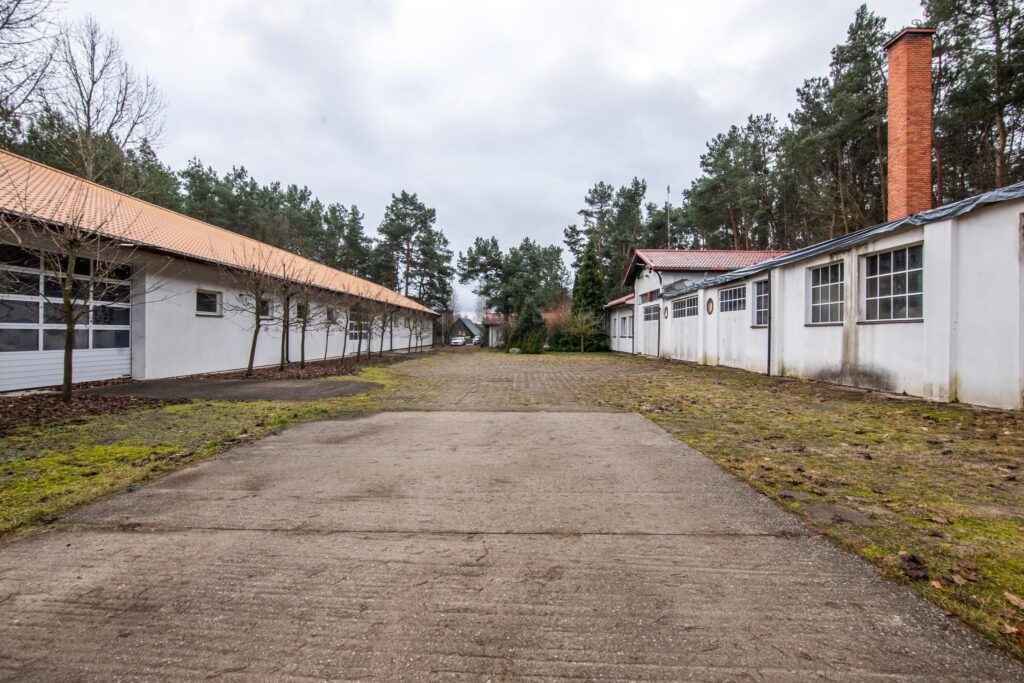 Hala produkcyjna z magazynem, biurami oraz działką - zdjęcie 35