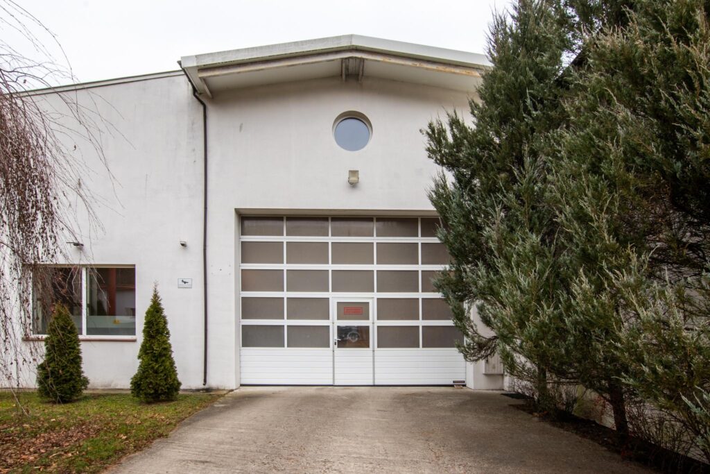 Hala produkcyjna z magazynem, biurami oraz działką - zdjęcie 47